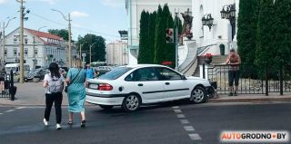 Парень едва не врезался в Фарный костел в Гродно: остановил забор