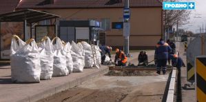 На остановке "Белкард" начали укладывать гранитную брусчатку