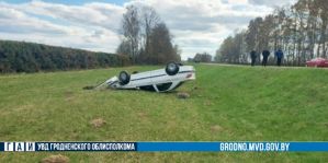 Молодая мама отвлеклась на ребенка в люльке и съехала с дороги. Оба в больнице