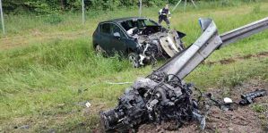 Утром на трассе М6 водитель врезался в отбойник. Говорят, уснул. Чудесным образом мужчина не пострадал