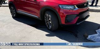 Во дворе автомобиль насмерть переехал мужчину, который лежал на дороге. Видео