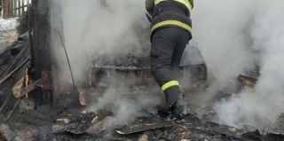 В деревне под Гродно мужчина пытался прогреть двигатель при помощи горящих углей. Сгорел и автомобиль, и сарай