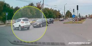 Нелепая авария попала на видео. Это Гродно, ул.Горького