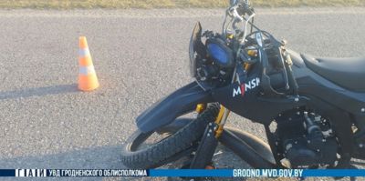 Возле Коптёвки в ДТП пострадал мотоциклист. ГАИ: "Водительского удостоверения парень никогда не получал"