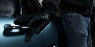 Дернул ручку – машина открылась. Парень залез в припаркованный автомобиль и украл деньги