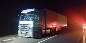 Вечером на М6 фура наехала на человека: тот лежал в правой полосе. Умер на месте