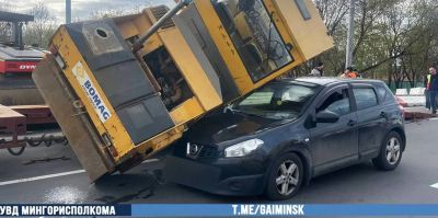 В Минске каток упал на легковушку в соседней полосе. Видео
