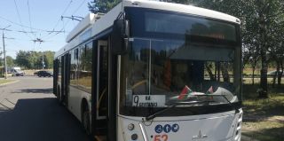 Пассажир упал в троллейбусе. ГАИ ищет тех, кто ехал рядом