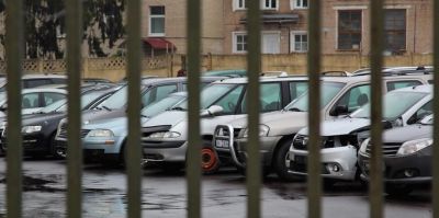 Работник автосалона "покупал" машины у белорусов. Итог – 60 потерпевших, ущерб – 400 тысяч рублей