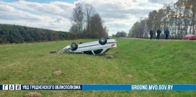 Молодая мама отвлеклась на ребенка в люльке и съехала с дороги. Оба в больнице