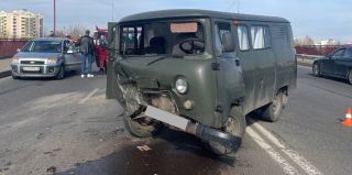 Водитель "буханки" выехал на встречку и протаранил автомобиль такси с двумя пассажирками. В больнице оказались трое