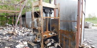 Кто-то "утяжелил" макулатуру аккумуляторами электросамоката. Сгорел весь склад приемки