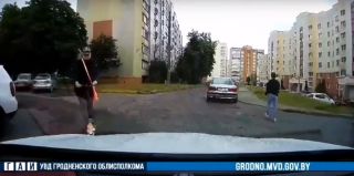 В Гродно женщина на самокате въехала в Geely и скрылась. Но ее быстро нашли