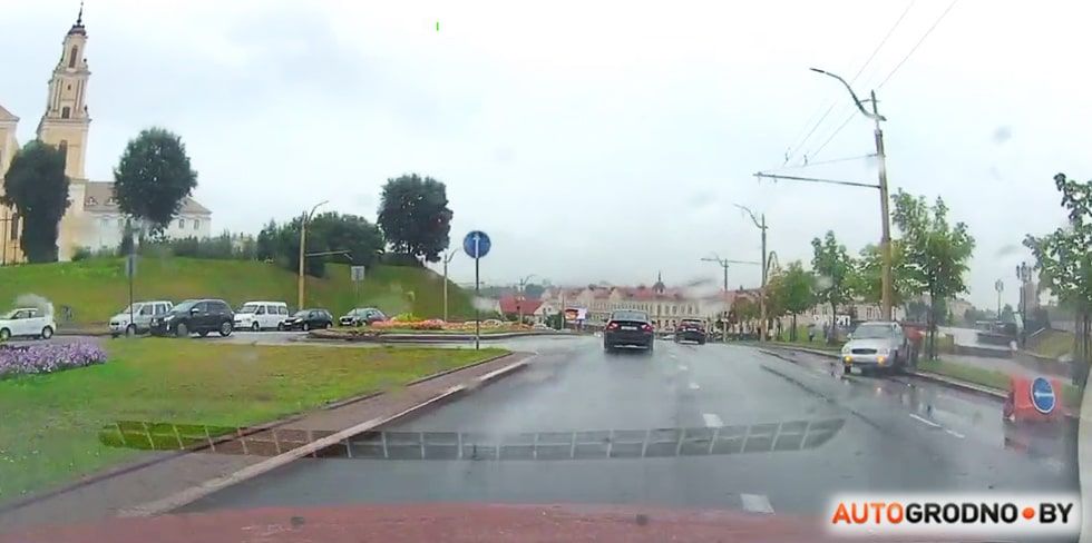 У драмтеатра водитель Daewoo остался без двух колес. ГАИ: "Нужно учитывать даже небольшой дождь"