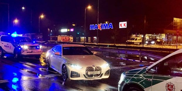 В Друскининкае у белорусов угнали BMW. Полиция заблокировала авто с угонщиком через 100 километров