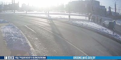 В Гродно водитель на пешеходном переходе едва не сбил людей. Его на 8 месяцев лишили прав