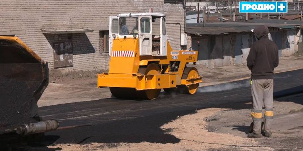 Члены гаражного кооператива в Гродно уложили себе новый асфальт