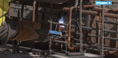 На мосту через Юрисдику в Гродно приступили к устройству мостового полотна