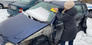 Припаркованные автомобили получают желтые метки – что это значит?