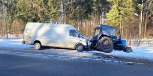 На трассе М6 Mercedes врезался в трактор: оба водителя в больнице