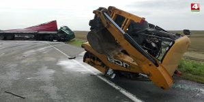 Утром на трассе М6 произошло серьезное ДТП: столкнулись МАЗ и трактор. Оба водителя в больнице