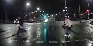 Таких ситуаций с пешеходами боится любой водитель. Видео