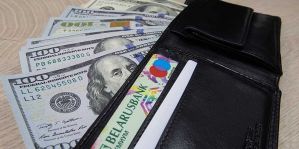 Пассажир легковушки на границе распределил 32 тысячи долларов между водителем и пассажирами. Но уловку раскусили