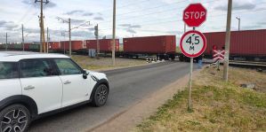 Один длинный, три коротких. Это сигнал общей тревоги, если автомобиль заглох на ж/д переезде