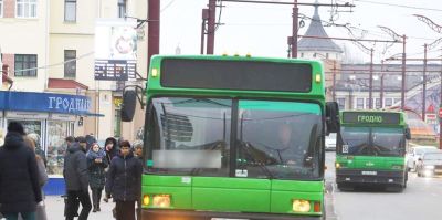 Житель Волковыска в TikTok разместил ролики, порочащие честь двух контролеров транспорта. Что решил суд?