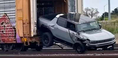 Двое воров хотели как в фильмах угнать Hummer EV из поезда, но не учли законы физики