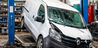 На СТО в Лиде с подъемника упал микроавтобус с водителем внутри. Мужчина получил травмы и обратился в суд. Есть решение