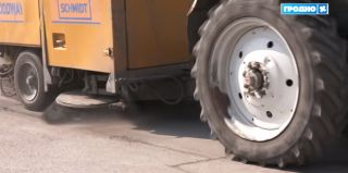 100 человек и 16 единиц техники приводят дороги в Гродно в порядок. Разметку ночью пока не наносят: холодно