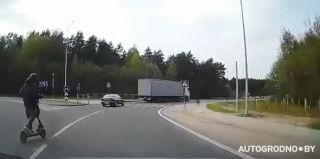 "Хотел остановить, но он не остановился": в Гродно самокатчик устроил хаос на кольце. Видео