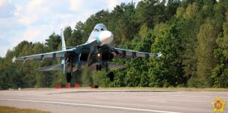 На трассу М1 приземлился истребитель. Что происходит?