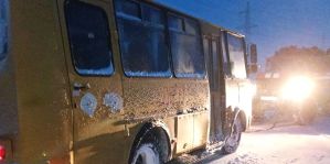 Утром в снегу застрял школьный автобус. Понадобилось всего 23 минуты, чтобы ему помочь