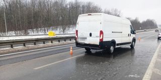 Женщина решила перейти трассу М6 вне перехода и попала под колеса микроавтобуса. Ее личность еще устанавливают