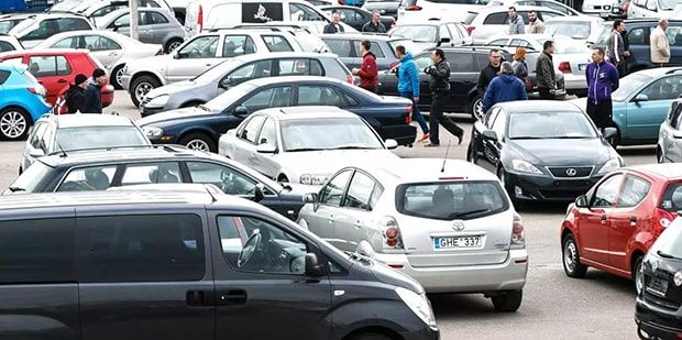 Из Литвы в Беларусь вывозят рекордное количество авто, но у нас они не задерживаются