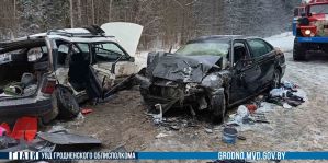 Под Островцом погибла женщина, 6 человек в больнице. Подробности ДТП