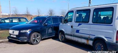 Превью фото к статье "Еще и дверью ударил": в Гродно покатившийся микроавтобус ударил Volvo – водитель спокойно уехал...