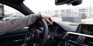 Фирмы задешево продали BMW и Mercedes. Налоговая это заметила