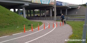 Опасный поворот на велодорожке в сторону Восточного моста обезопасили. Но самым неожиданным способом