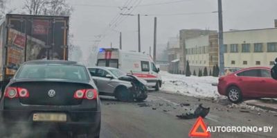 Серьезная авария на ул.Дзержинского в Гродно: автомобиль выскочил на остановку, рядом скорая