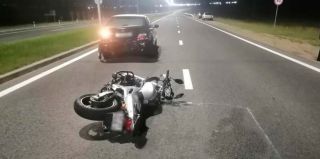 В полночь в Гродно мотоциклист догнал и врезался в BMW в левой полосе объездной