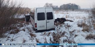 Под Берестовицей Mercedes оказался в левом кювете с разбитой кабиной. Пострадал молодой человек