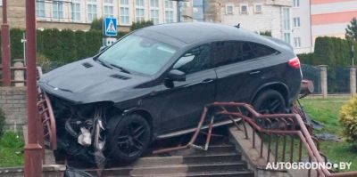 В Гродно Mercedes завис на лестнице по улице Дзержинского. Обновлено: автомобиль вылетел на ступеньки из-за маневра такси
