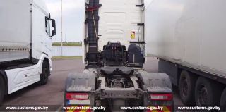 Водитель припрятал витамины, кофе, виски и рулетки для собак. А сейчас фирма может остаться без новенькой фуры