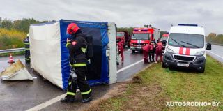 Трасса М6 под Гродно перекрыта из-за переворота грузовика. Работает скорая и МЧС