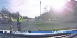 "Вы нам деньги – и мы не едем в РОВД?" Чем обернулась 1000 рублей от белоруса в салоне патрульной машины ГАИ?