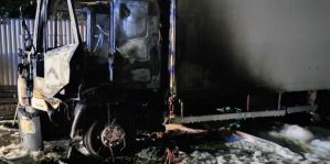 Гродненец залез в чужой грузовик и неудачно замкнул провода. Угнать не угнал, а автомобиль сгорел