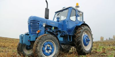 Почему советские тракторы были синими? Рассказал автомеханик